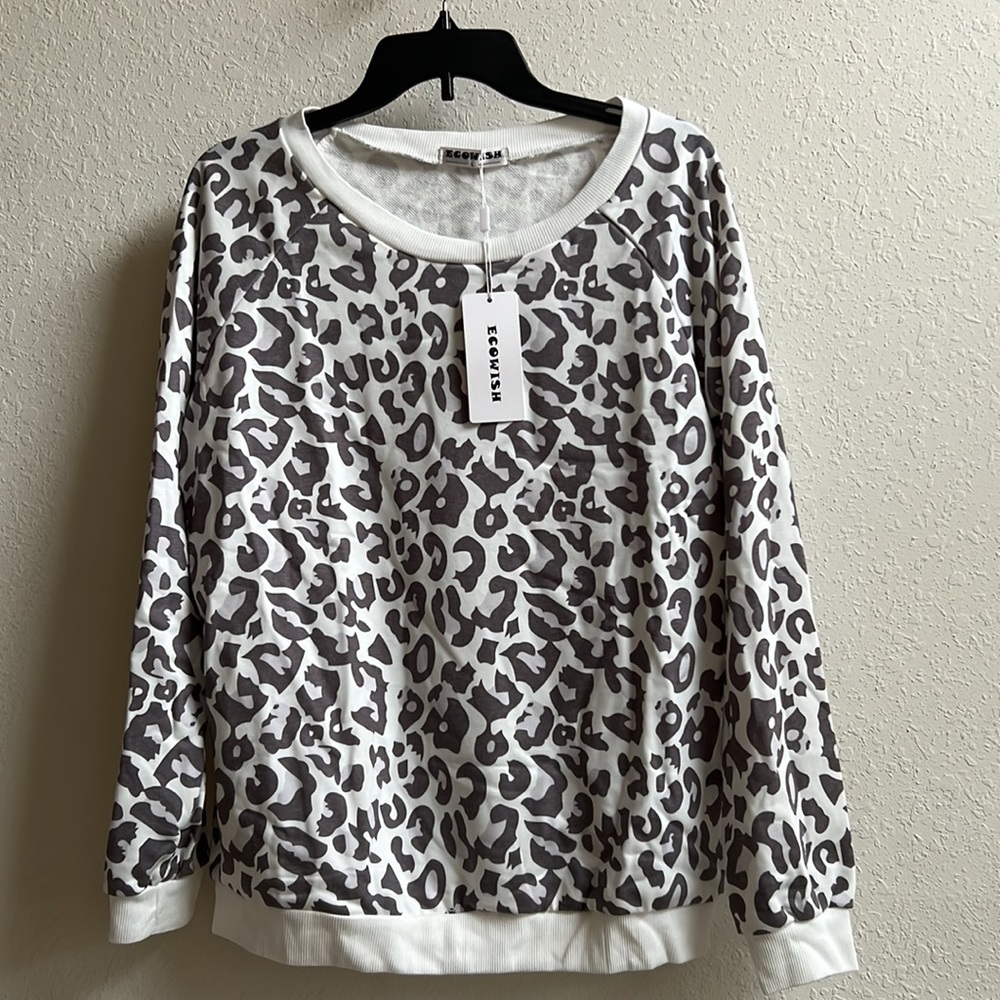 Womens casual leopard print sweatshirt.